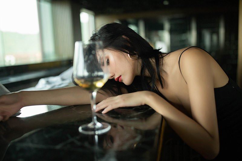 黑吊裙美女就是阿朱啊酒窖主题写真(39)