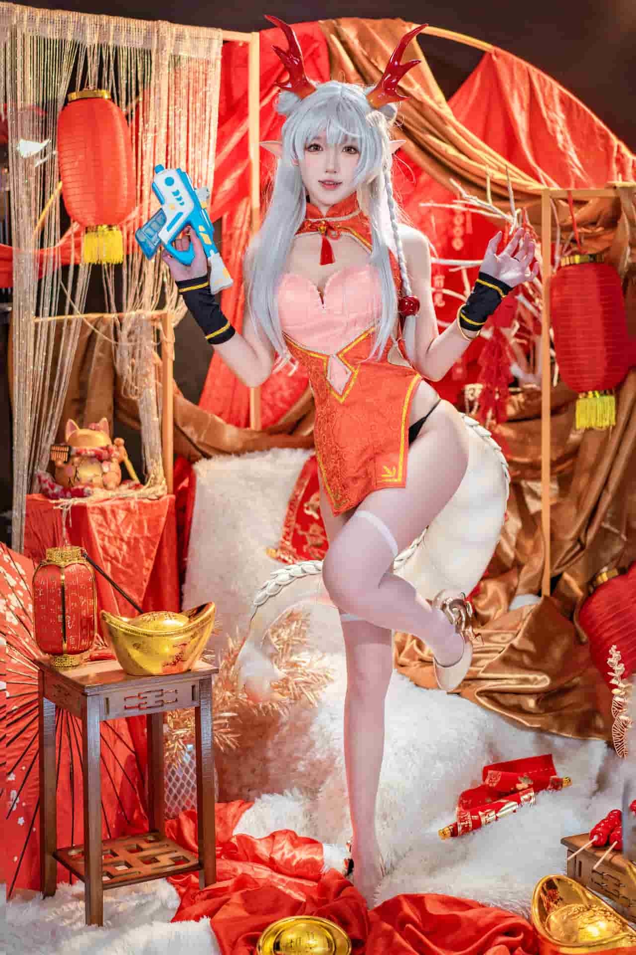 Ah Bao is also a rabbit girl. New Year greeting picture. Long Mei