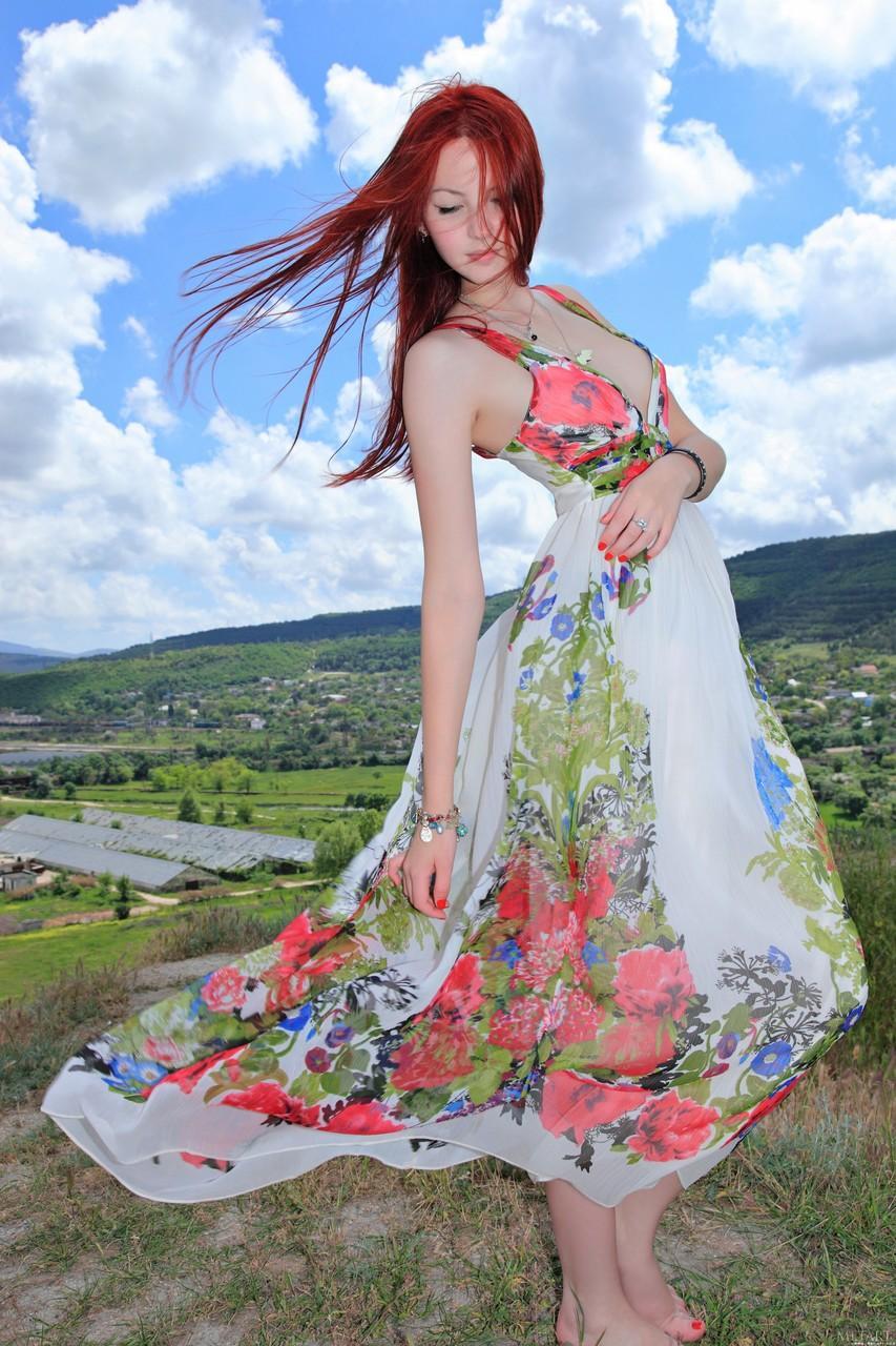 Glam babe Nalli A doffs her colorful dress to show her wonderful bush outdoors(3)