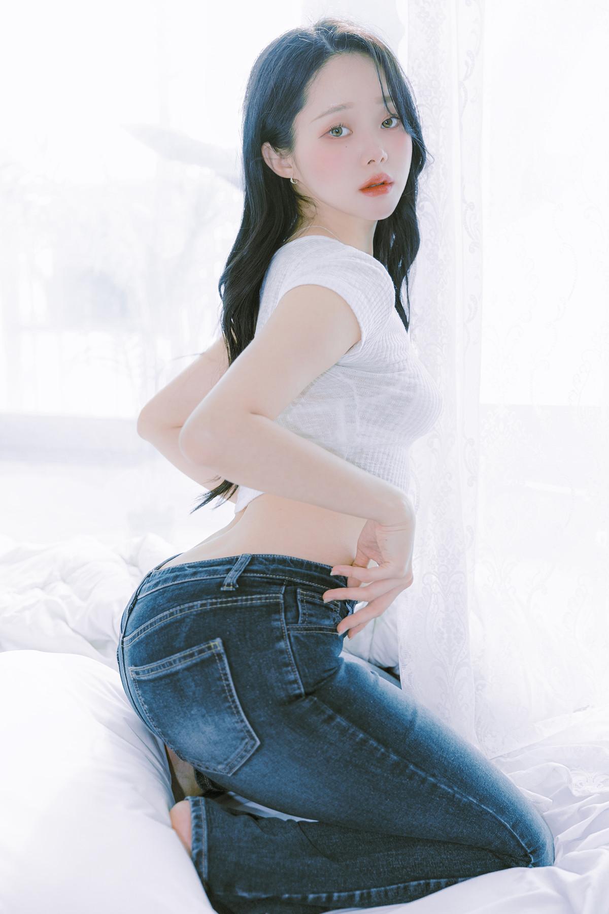Inah 이나, PhotoBook 「Blooming Day」 Set.01(2)