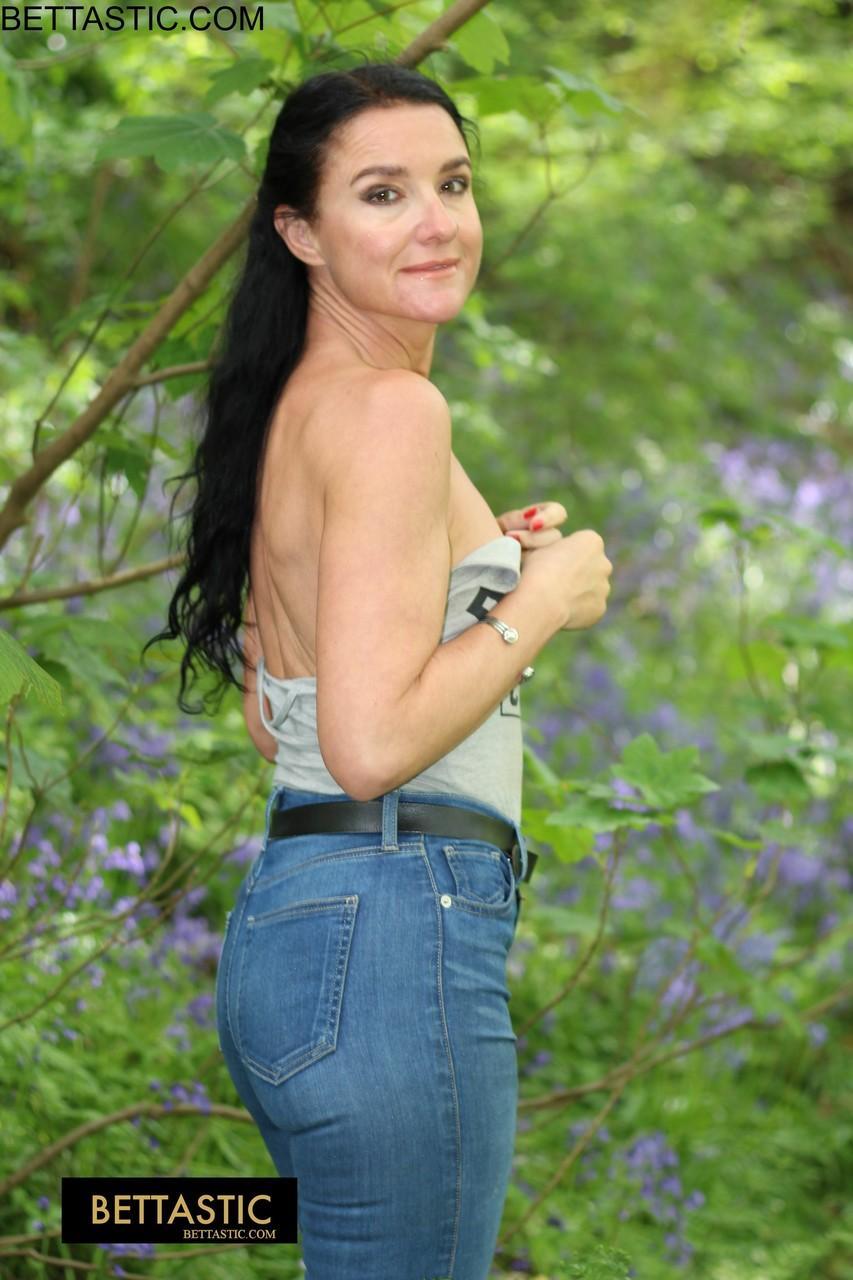 Gorgeous brunette Bettastic poses outdoors in a strapless top & tight jeans(12)