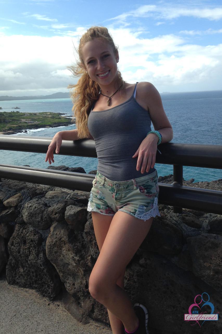 Amateur girlfriend Taylor Whyte poses in a tight shirt & shorts by the sea(4)