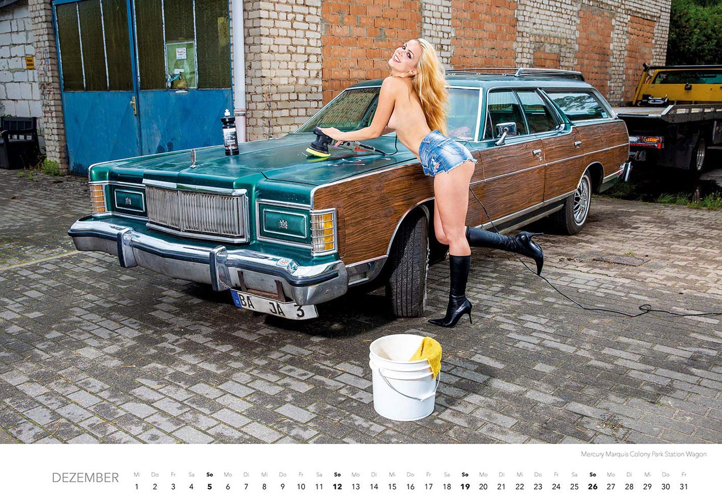 Эротический календарь с сексуальными полуголыми девушками, моющими машины / декабрь