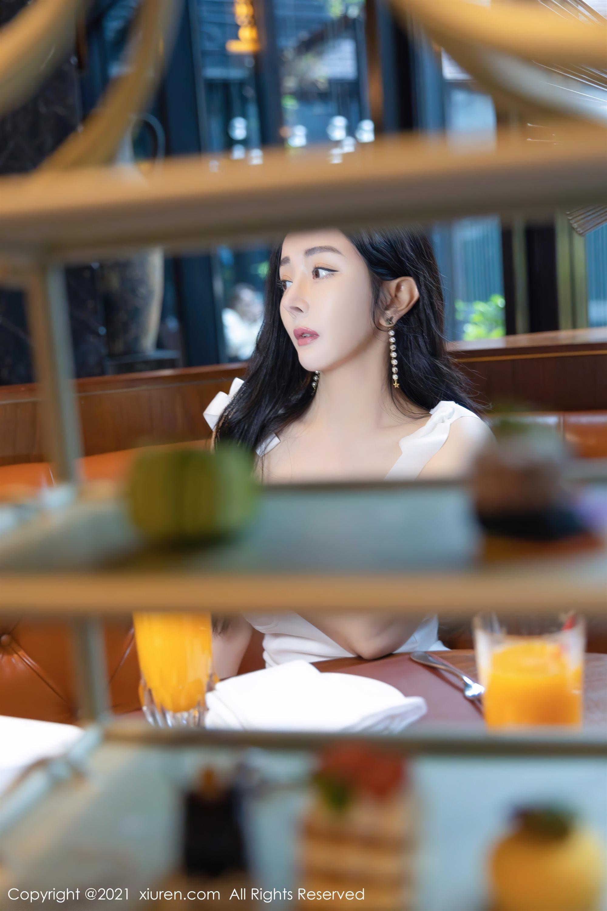 [XiuRen秀人网]No.4155 模特允爾成都旅拍私房浴室脱白色长裙露丰满身材撩人诱惑写真(9)