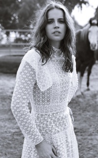 Felicity Jones IiMIePDn_o