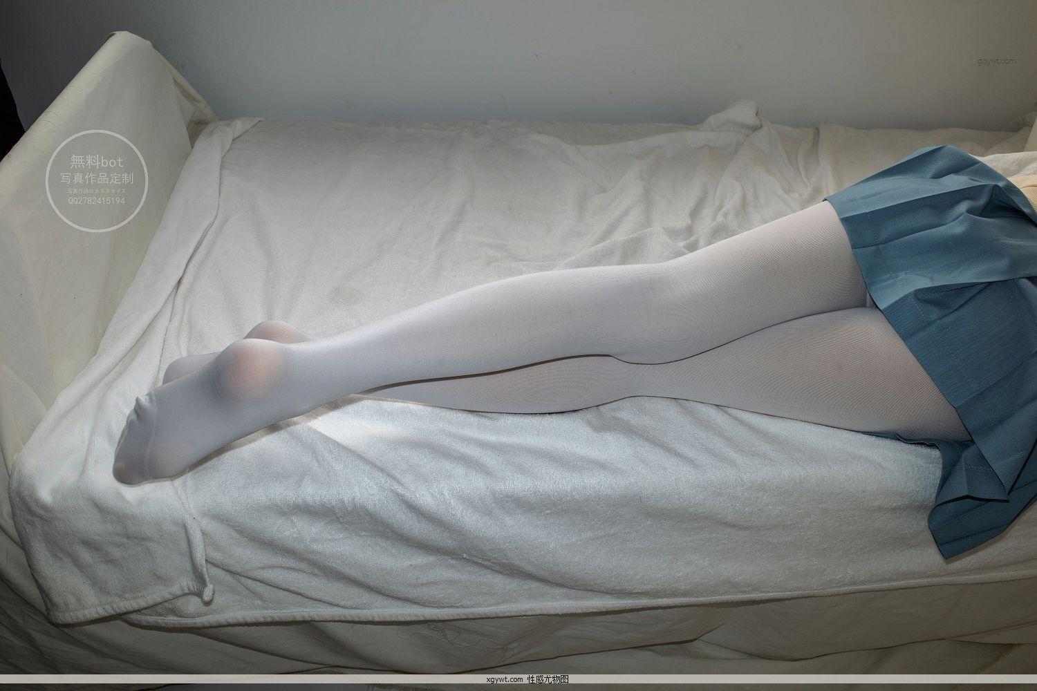 [森萝财团]有料NO.024 出镜 萝莉雪糕 米色卫衣与蓝色短裙加浅色美腿丝袜私房高清图(22)