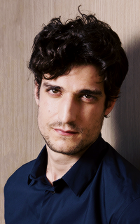 Louis Garrel C0J8y2tB_o