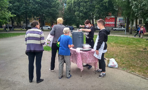 Народ у столика раздачи