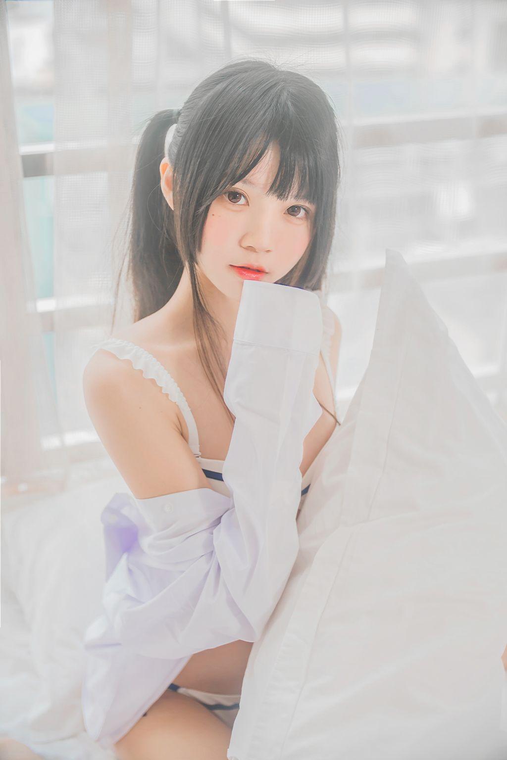Coser @ 桜 桃 喵 Vol.073: 白 衬衫 双 马尾 (47 photos)(17)