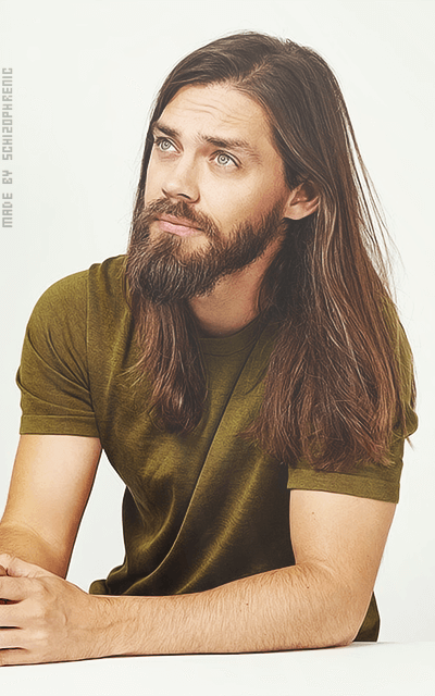 Tom Payne ZiqDoWbh_o