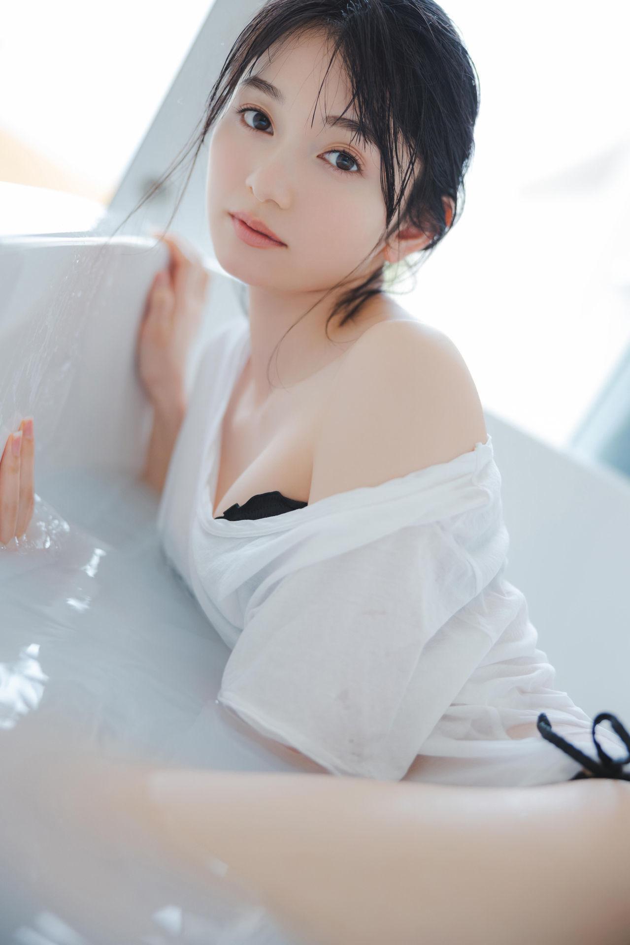 Fuuka Kumazawa 熊澤風花, ＦＲＩＤＡＹデジタル写真集 『二十歳になったから』 Set.02(4)