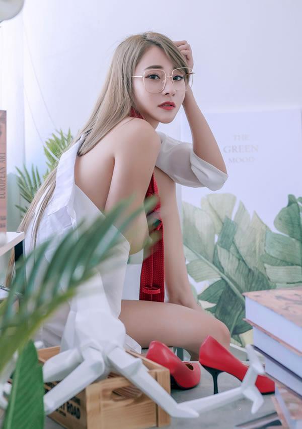 极品美巨乳乐乐之资深私人秘书管家(18)