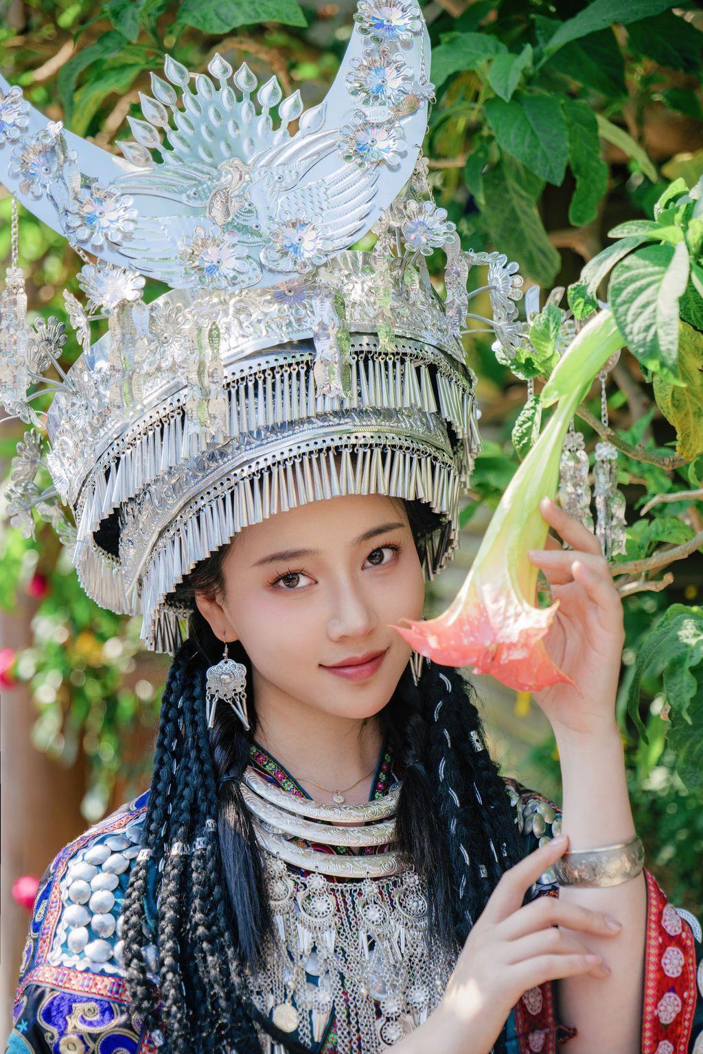 Coser@年年Nnian: 苗疆女孩 (50 photos)(50)