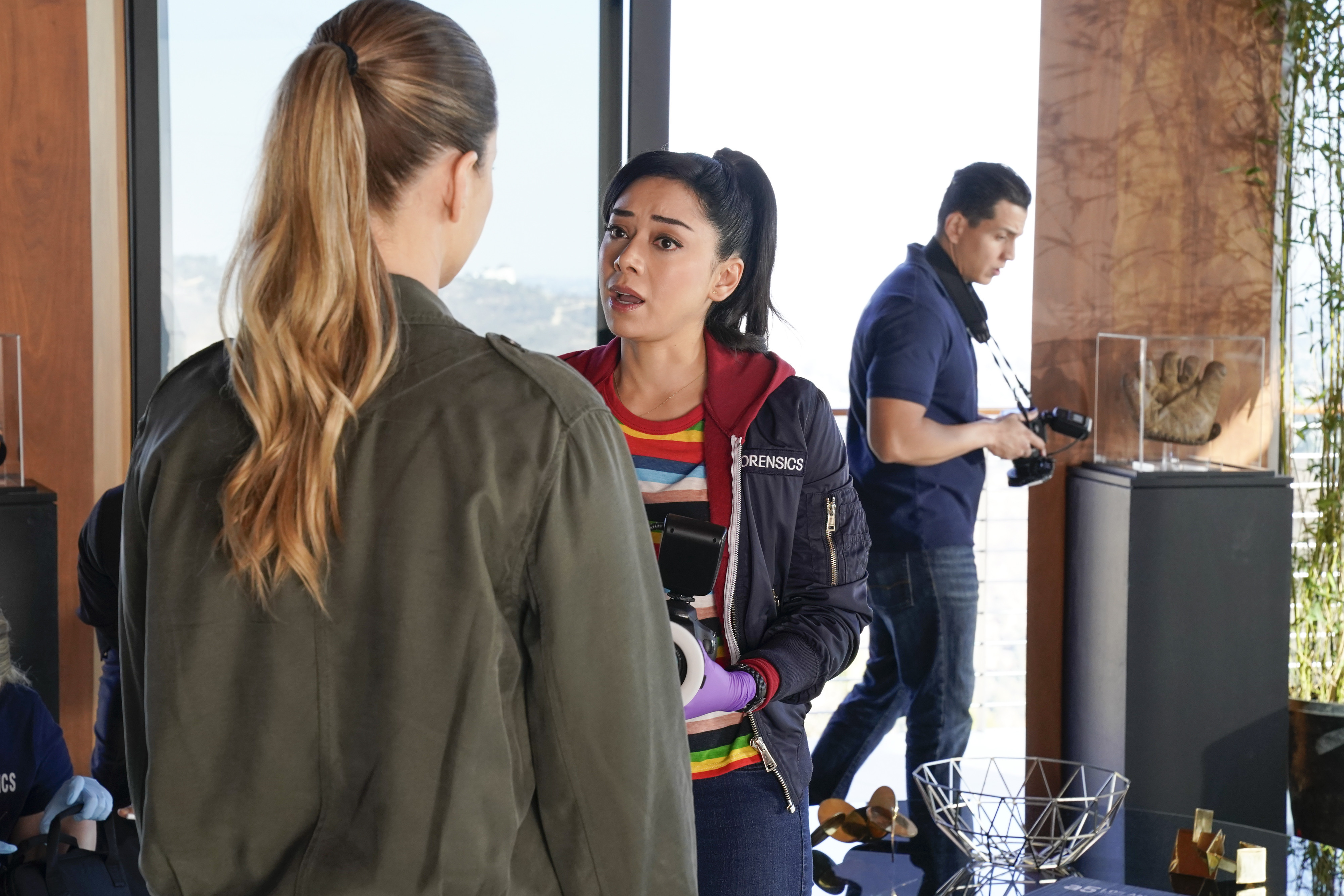 Lucifer Saison 3 Episode 23 LUCIFER: Someone's Going To Hell In New Promo & Photos For Season 3