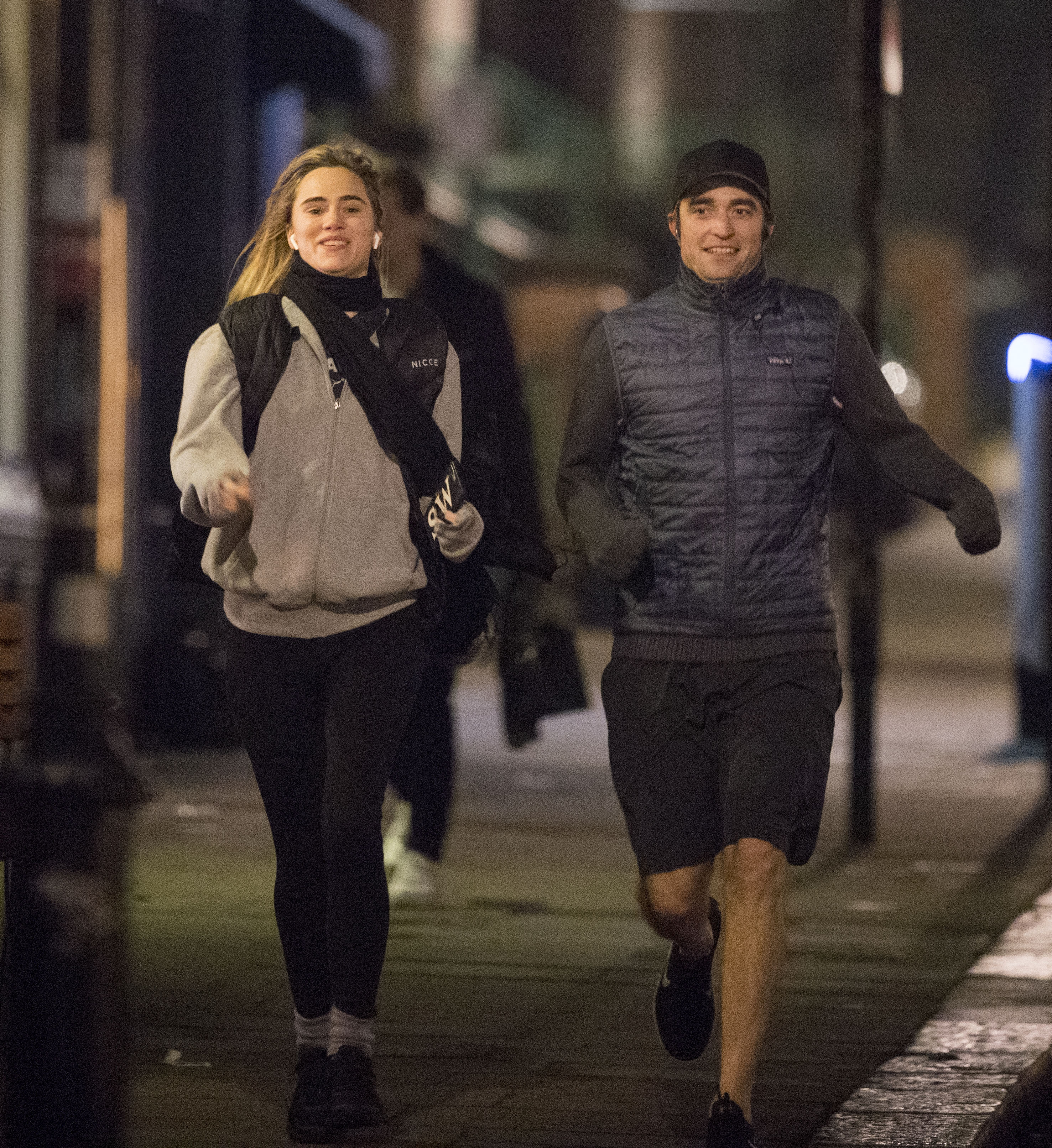 PattinsonWorld: Robert Pattinson y Suki Waterhouse haciendo jogging