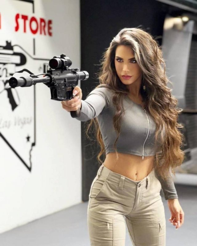 WOMEN WITH WEAPONS 6 DxxH1HAV_o
