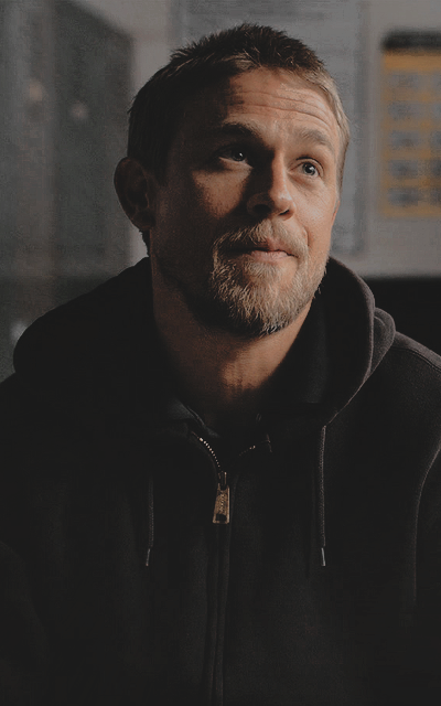 Charlie Hunnam - Page 2 B9Lkj07x_o