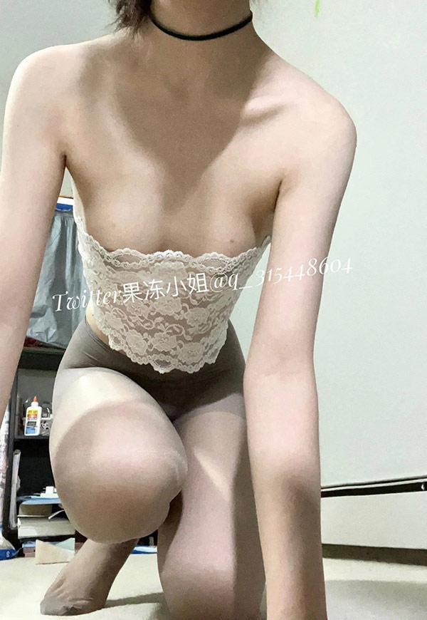 推特美女果冻小姐的居家自拍人体秀4(21)