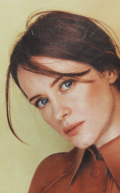 Claire Foy GsfZe5iF_o