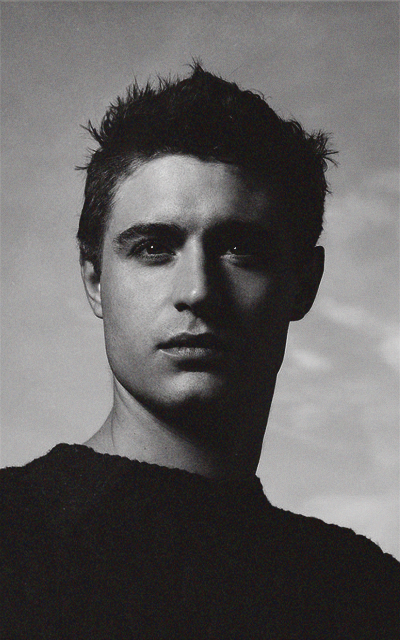 Max Irons BlLYfgJR_o