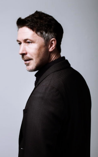 Aidan Gillen VvTQvGEq_o