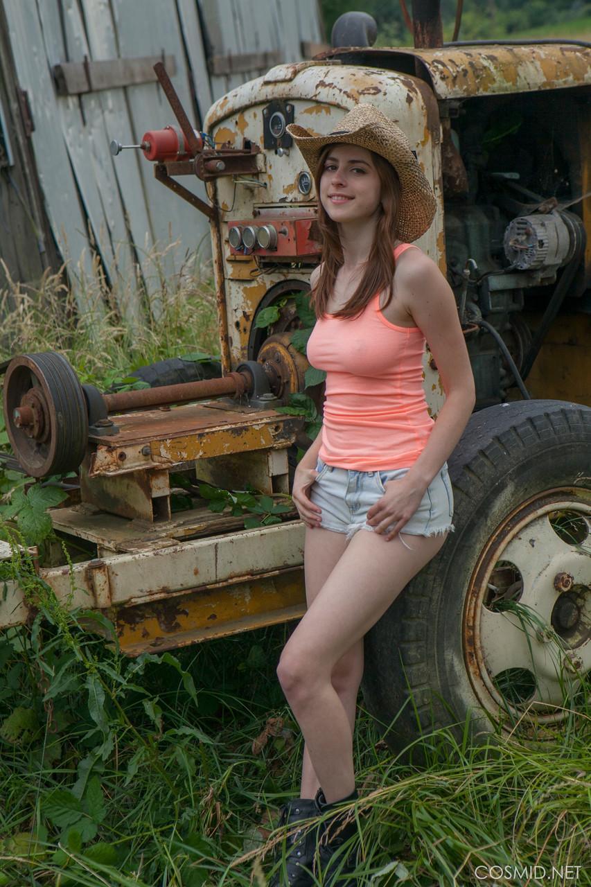 Redhead amateur Eva Green touts her fat ass in front of a box car in straw hat(1)