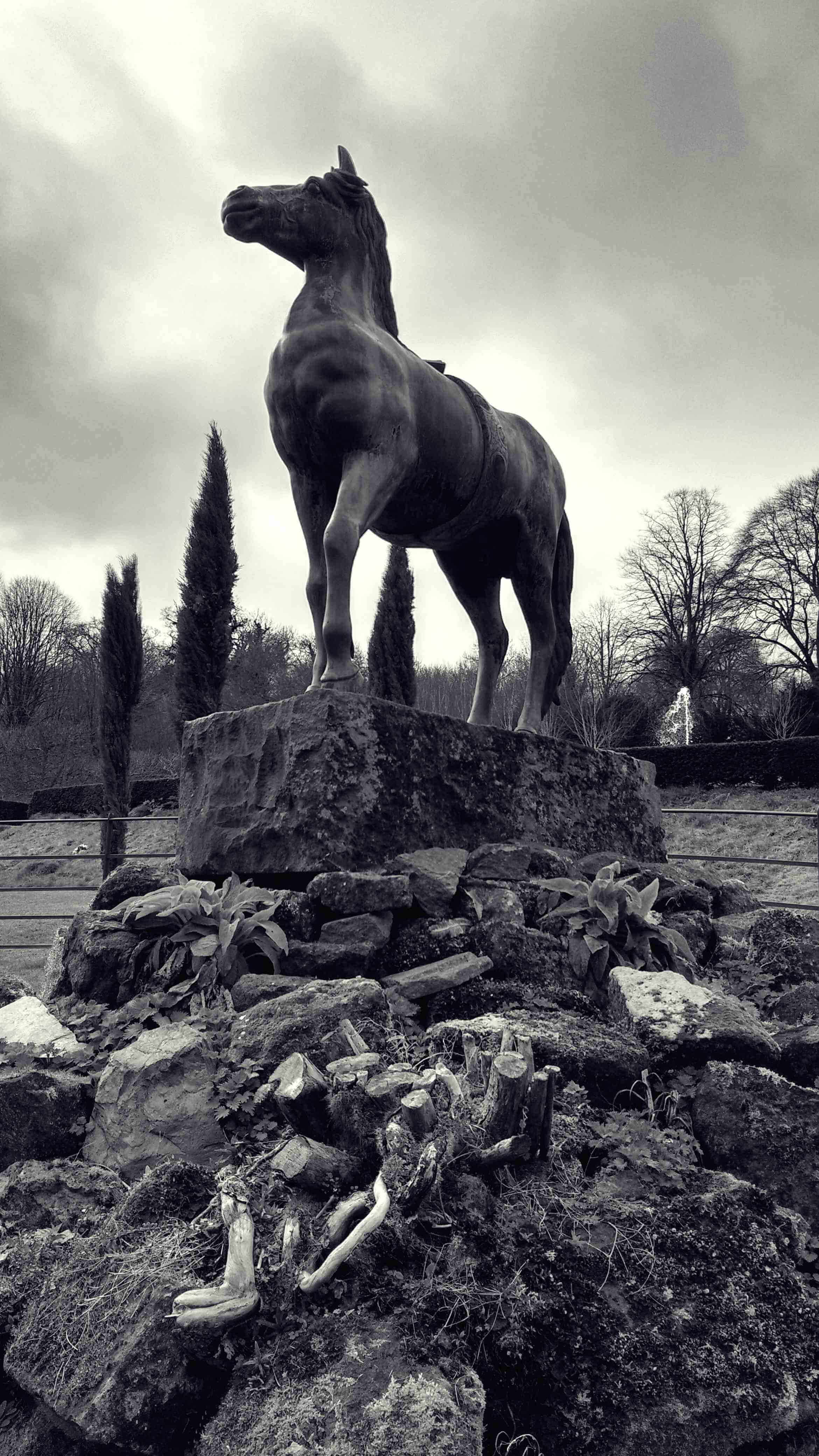 A statue of a horse