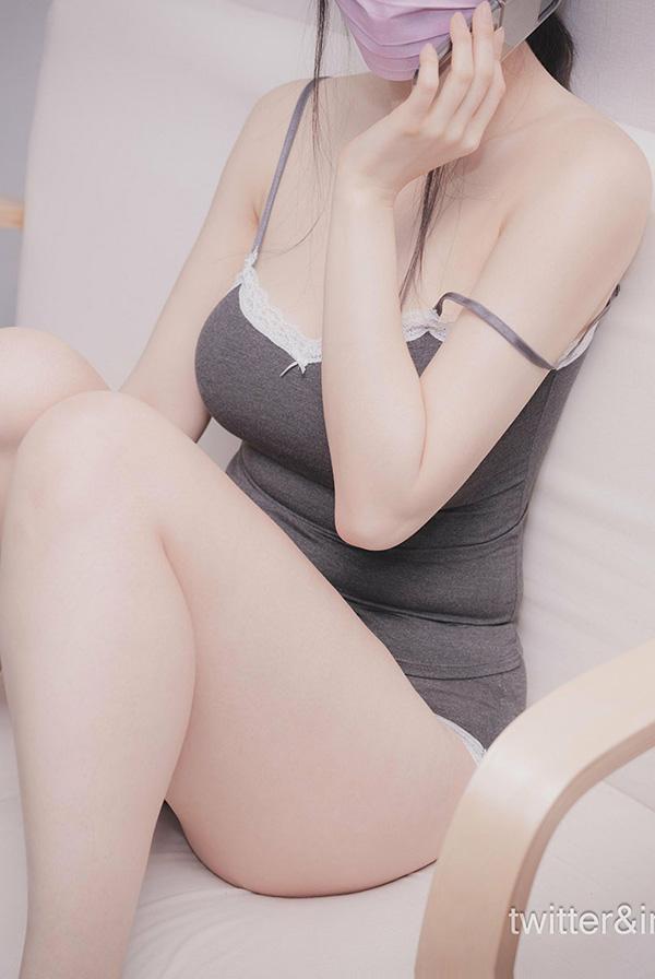 Shojo写真之爱玩手机游戏的爆乳少女(4)