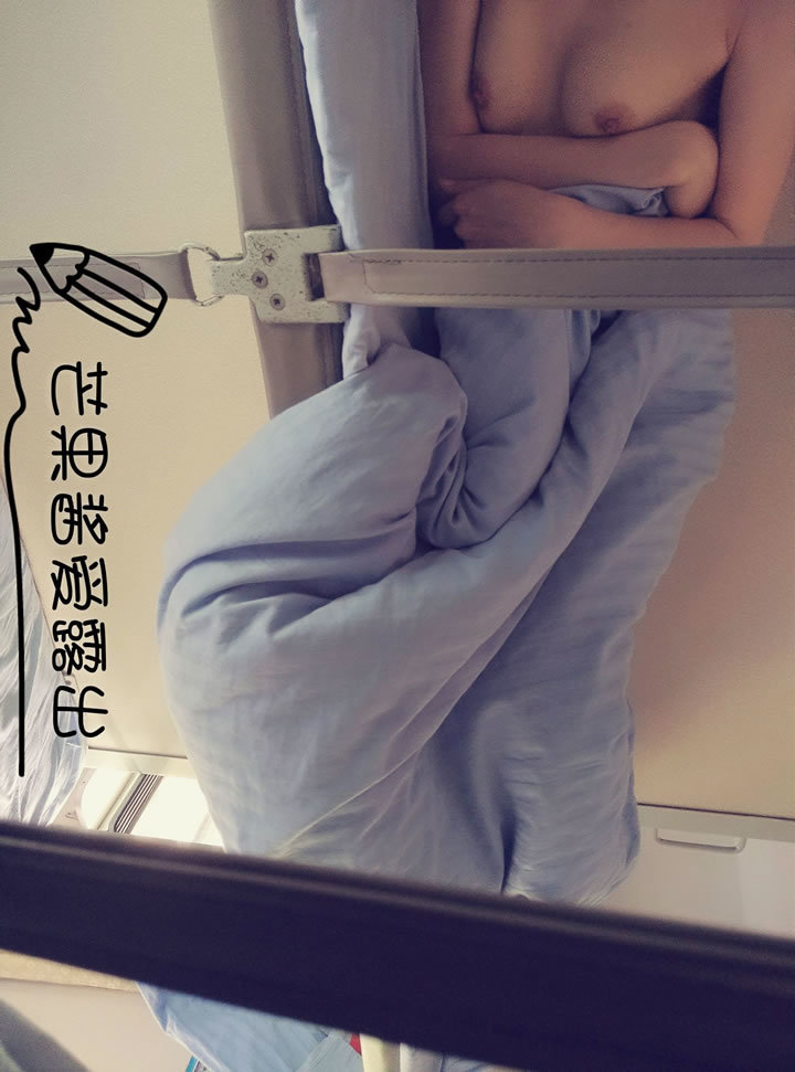 极品网红芒果酱爱露出系列-列车卧铺无圣光写真(28)