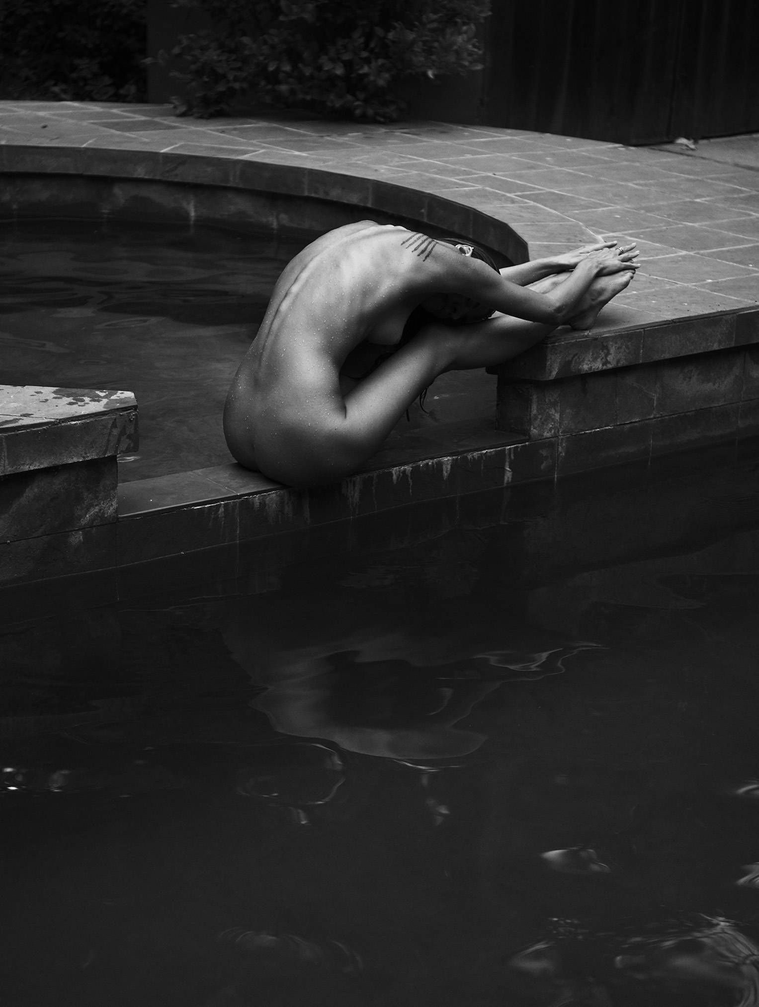 Элен Дали отдыхает у бассейна / Elen Dali nude by Stefan Rappo Элен Дали отдыхает у бассейна / Elen Dali nude by Stefan Rappo