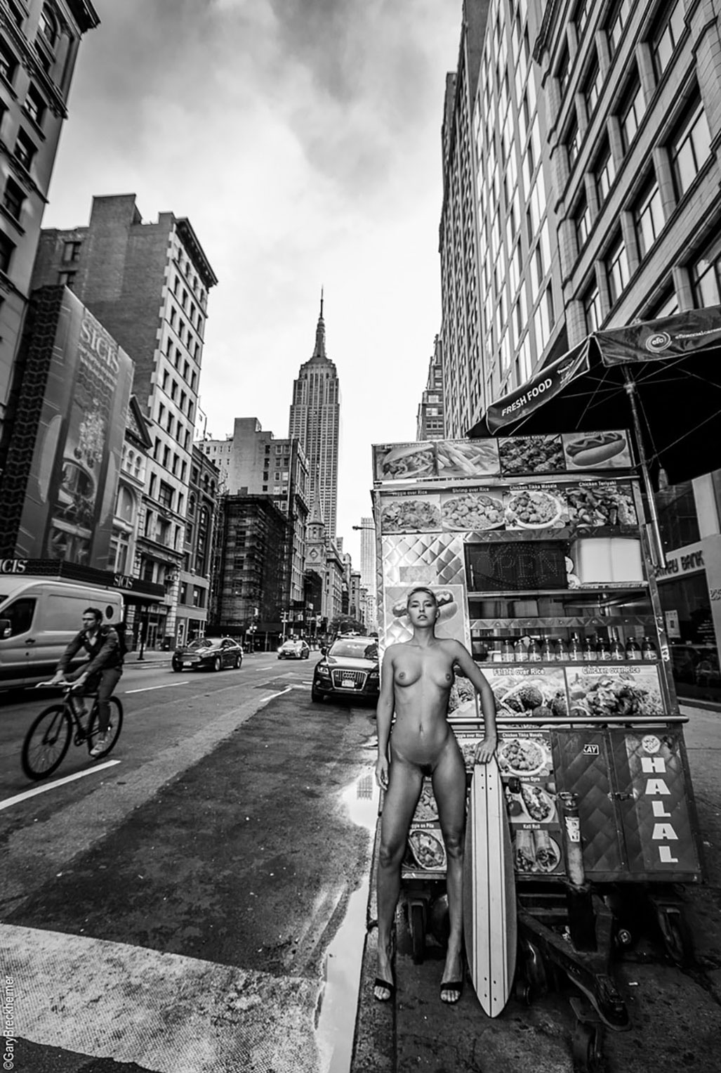 Голая Мариса Папен на скейте на улицах Нью-Йорка / Marisa Papen Boarding through the Streets of New York by Gary Breckheimer Голая Мариса Папен на скейте на улицах Нью-Йорка / Marisa Papen Boarding through the Streets of New York by Gary Breckheimer