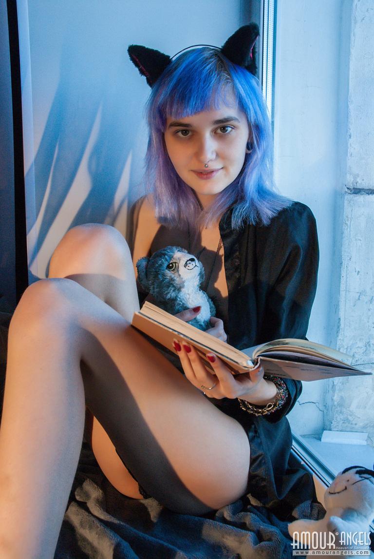 Blue haired kitty Vilett shows her perky hot nipples & flaunts sexy bare feet(2)