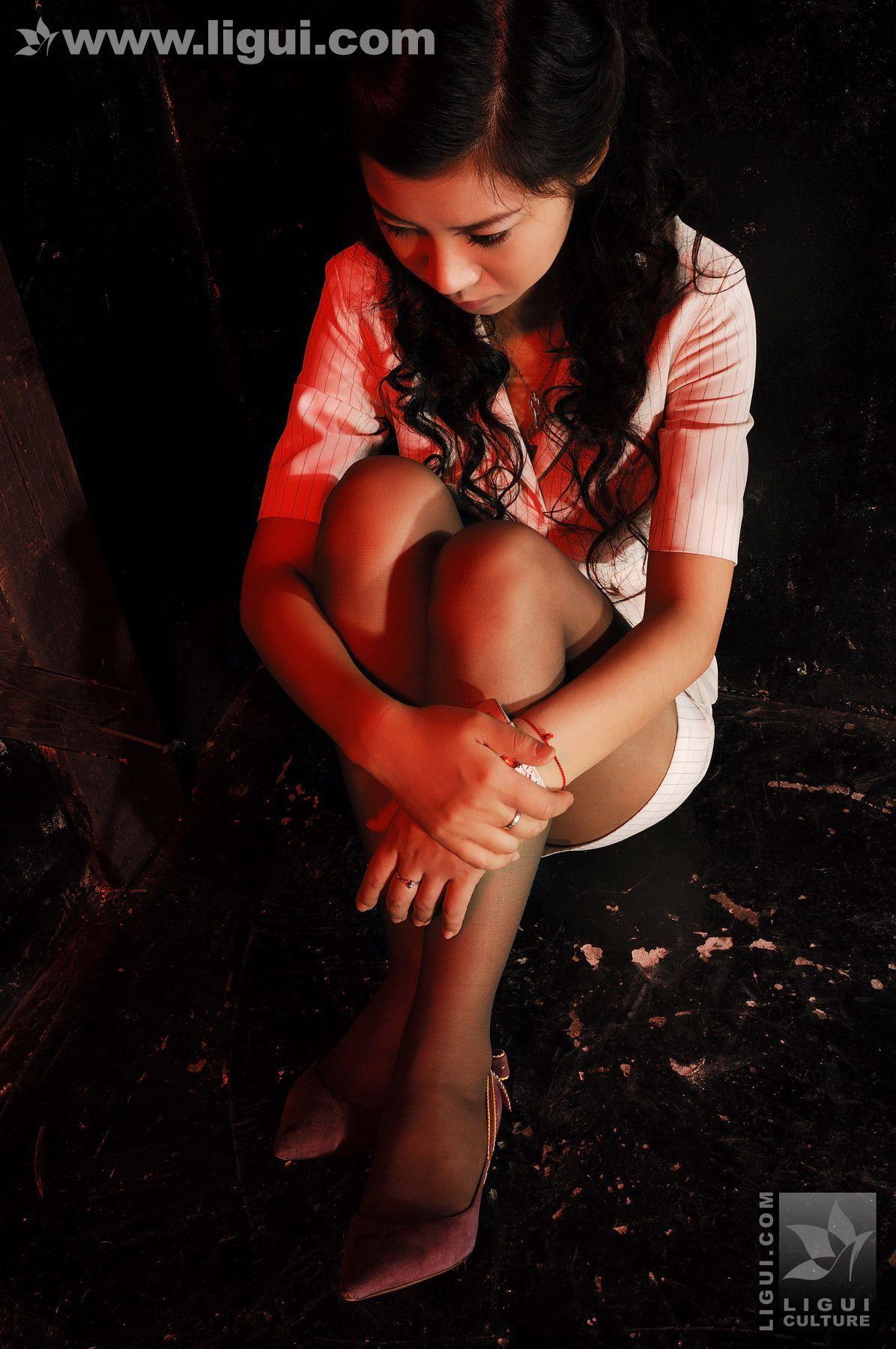 Model 卡鲁鲁《监狱麻绳吊绑制服女白领》 [丽柜美束LiGui] 丝足写真图片(7)