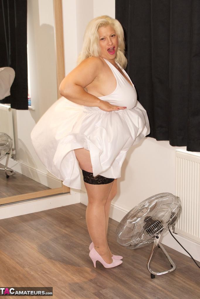 Obese platinum blonde woman reenacts a classic Marilyn Monroe scene(4)