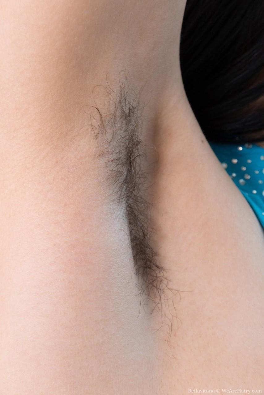 Dark haired amateur Bellavitana exposes her hairy pits before beaver fingering(3)