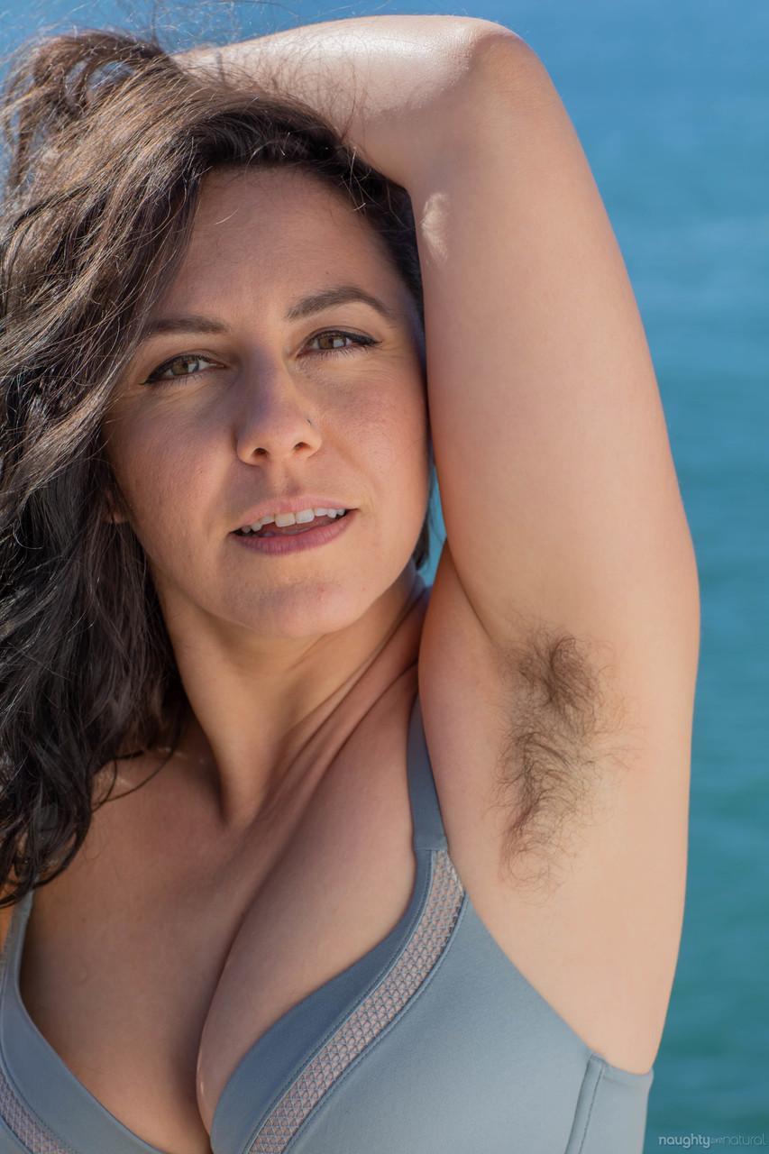 Brunette babe with big tits Nikki Silver flaunts her hairy armpits and bush(7)