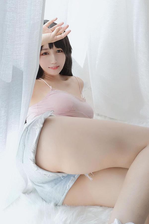 甜美的粉色吊带少女爆乳居家私拍图集(17)