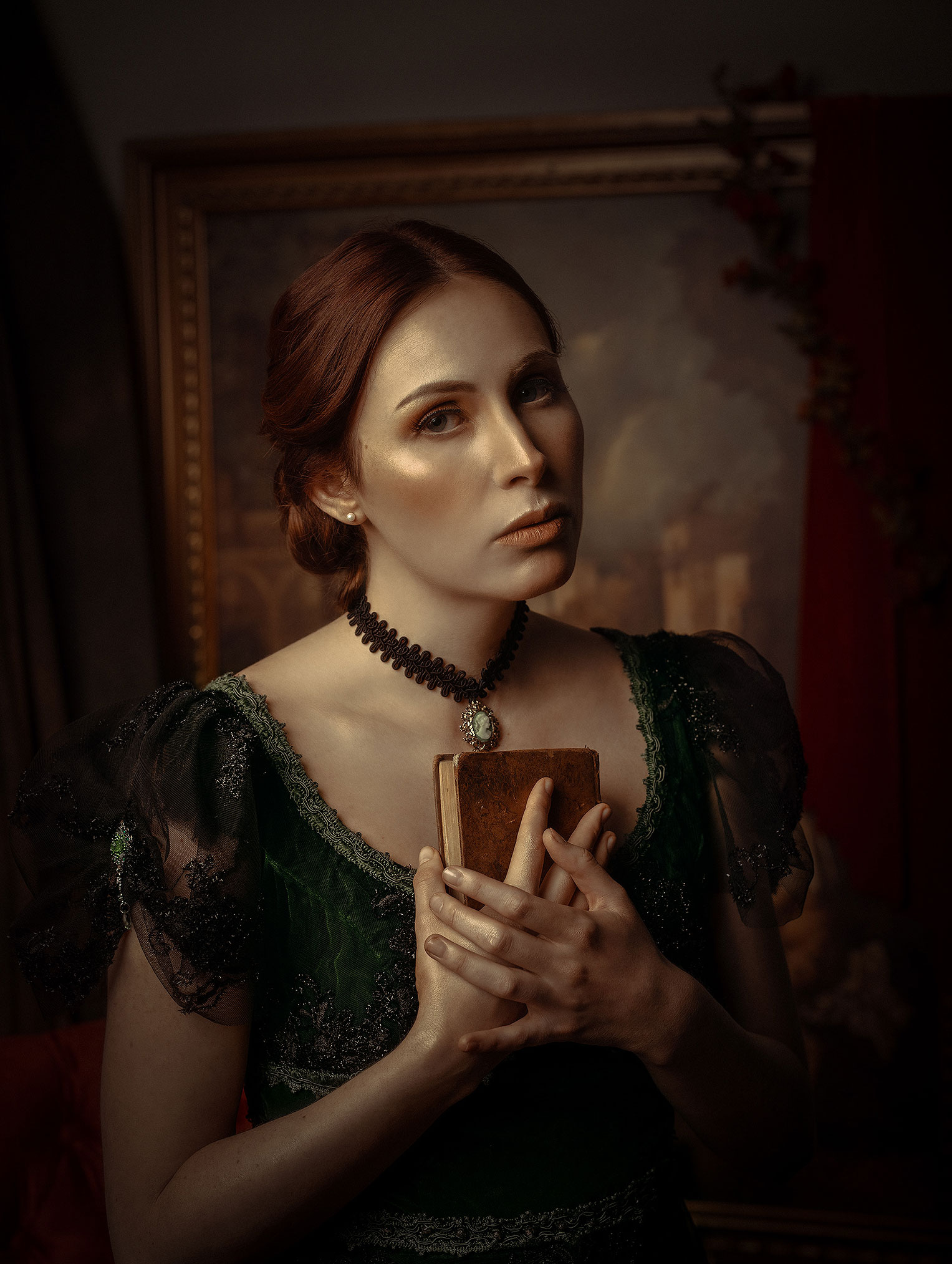 The Lady and the book / Renata Nieto by Rebeca Saray Ренато Нието в окружении книг и картин / фото 08