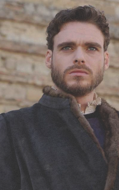 (m) richard madden QMS8I2CD_o