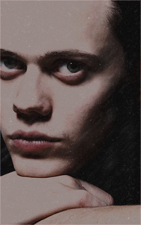 Bill Skarsgård Zx7WTMHR_o