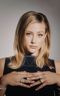 Lili Reinhart B8DCzj4l_o