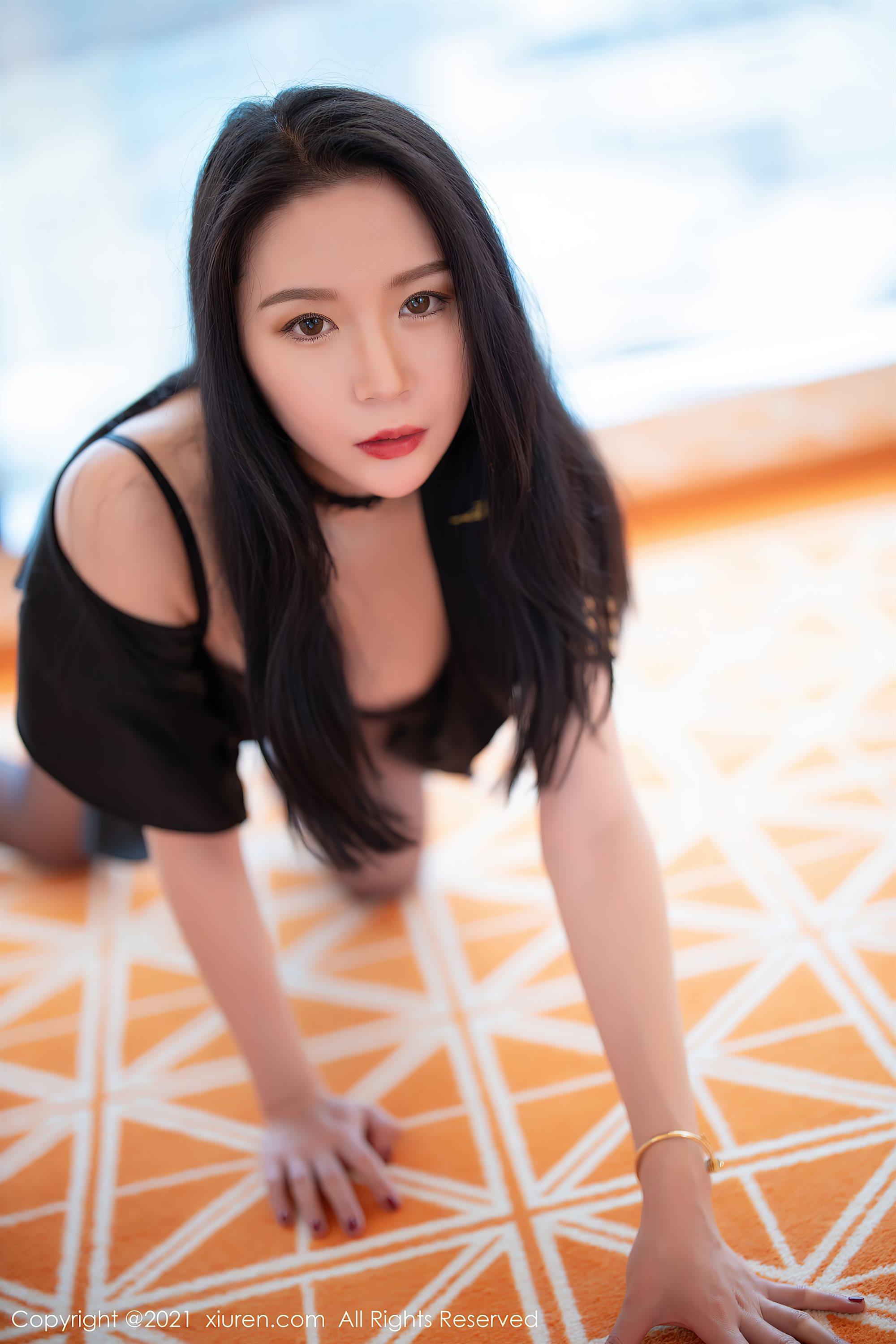 [XiuRen秀人网]No.3015 嫩模梦心月澳门心愿旅拍私房情趣制服配黑丝吊袜妩媚诱惑写真(27)