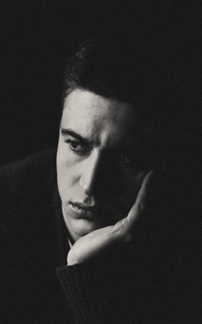 Max Irons UtoUMzRw_o