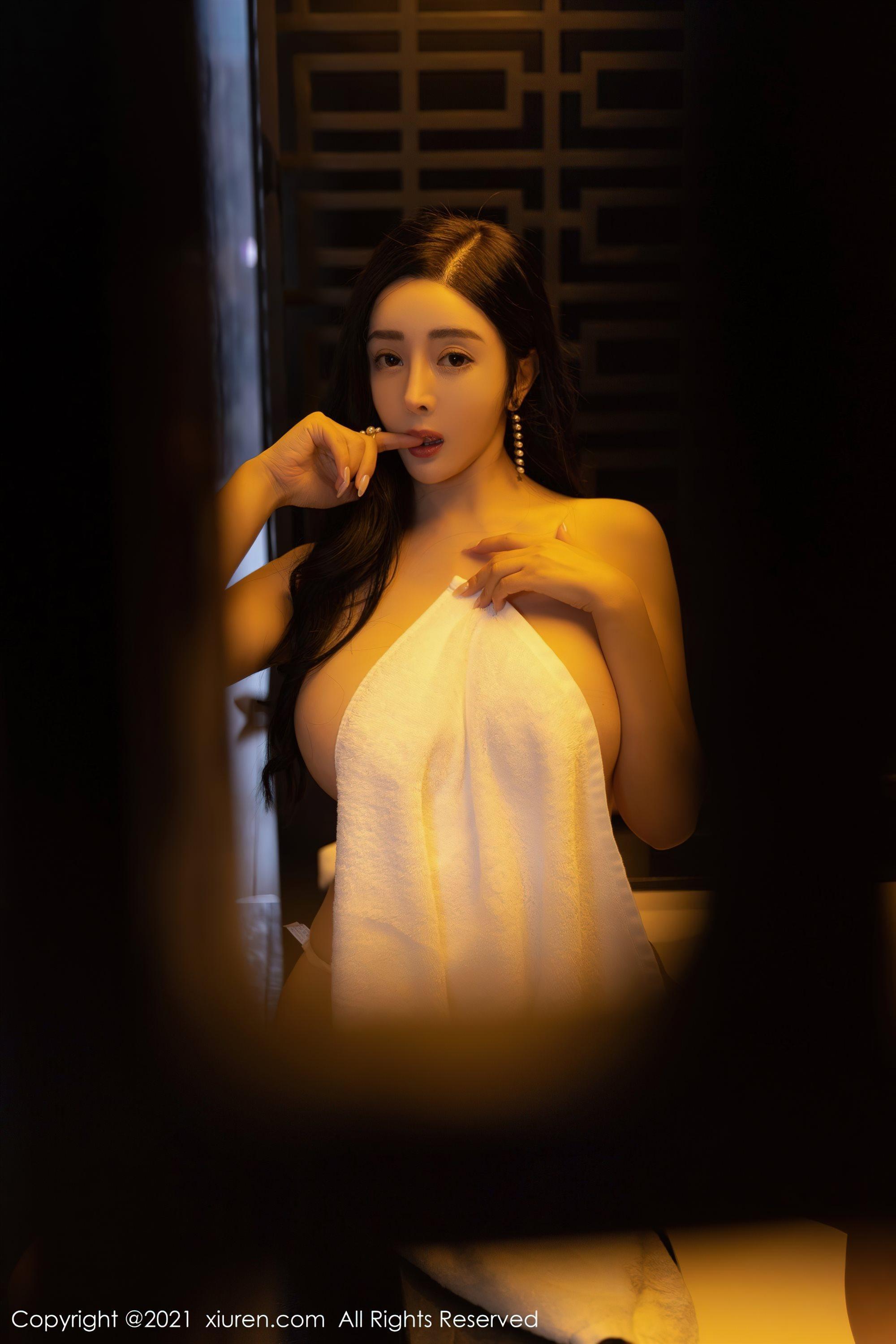 [XiuRen秀人网]No.4155 模特允爾成都旅拍私房浴室脱白色长裙露丰满身材撩人诱惑写真(61)