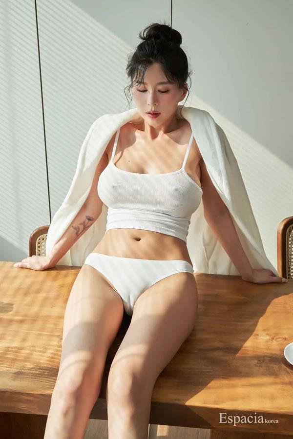 大波美女小吊带浴袍居家诱惑写真(11)