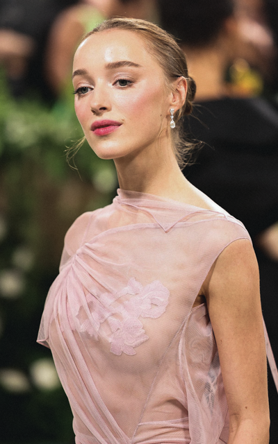 Phoebe Dynevor G6JoDhJR_o