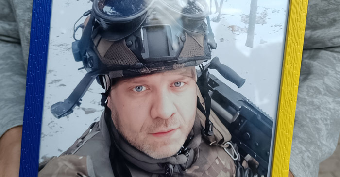 Загинув Роман Панкратов, комерційний директор чернігівського «Епіцентру». На прощанні біля Катерининки грав бандурист Загинув Роман Панкратов, комерційний директор чернігівського «Епіцентру». На прощанні біля Катерининки грав бандурист