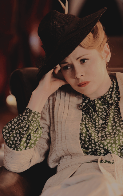 Emily Beecham TBWG4qPj_o