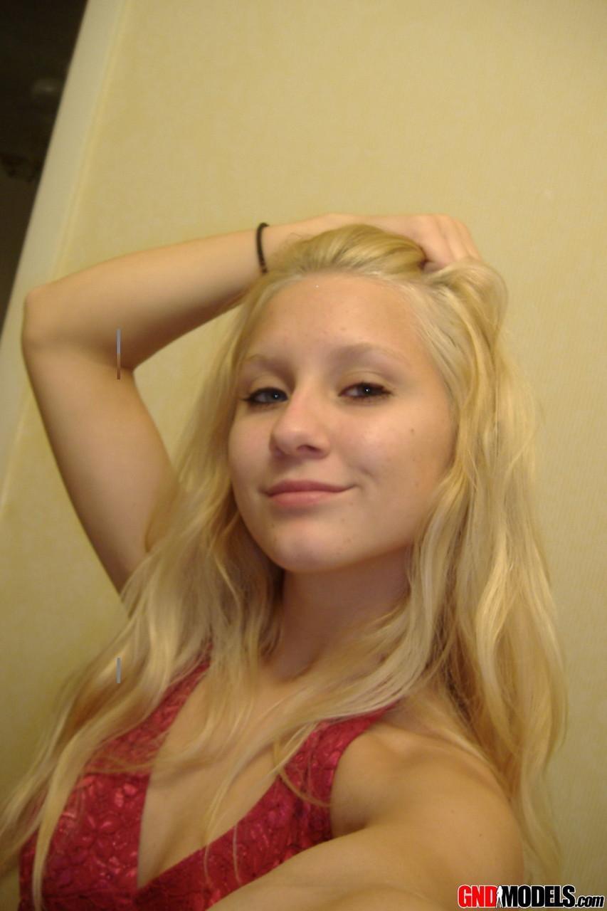 Blonde amateur Kylie takes self shots during safe for work action(6)