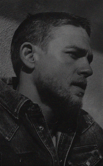 Charlie Hunnam ZgjJUvcb_o